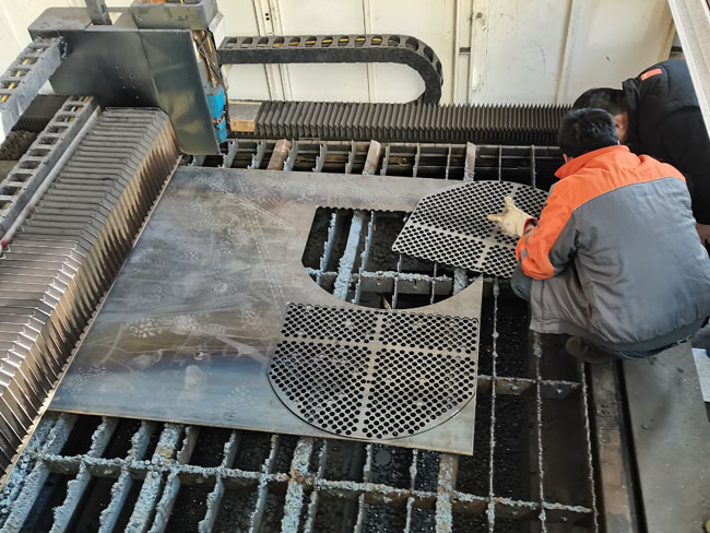 激光切割机    折流板下料